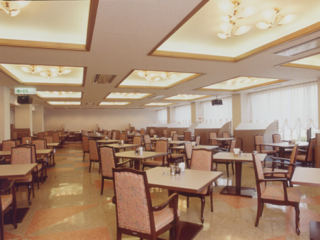 地下１Ｆ　レストラン「湖畔」
夕食・朝食とも和食セットメニューのご用意しております。
＊ご宿泊・事前予約のみ
＊状況によっては、朝食は和洋バイキングになることもあります