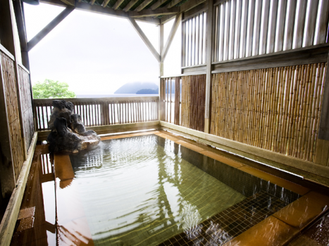 女性のパノラマ大浴場にある露天風呂

洞爺湖の景観をお楽しみください。
