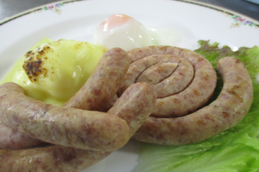 地元・洞爺湖町名物「お肉屋さん田所」の「ぐるぐるソーセージ」。味わいも、見た目もお楽しみください♪

※選択頂きましたお部屋タイプにより食事条件や、お部屋の階層が変わります。