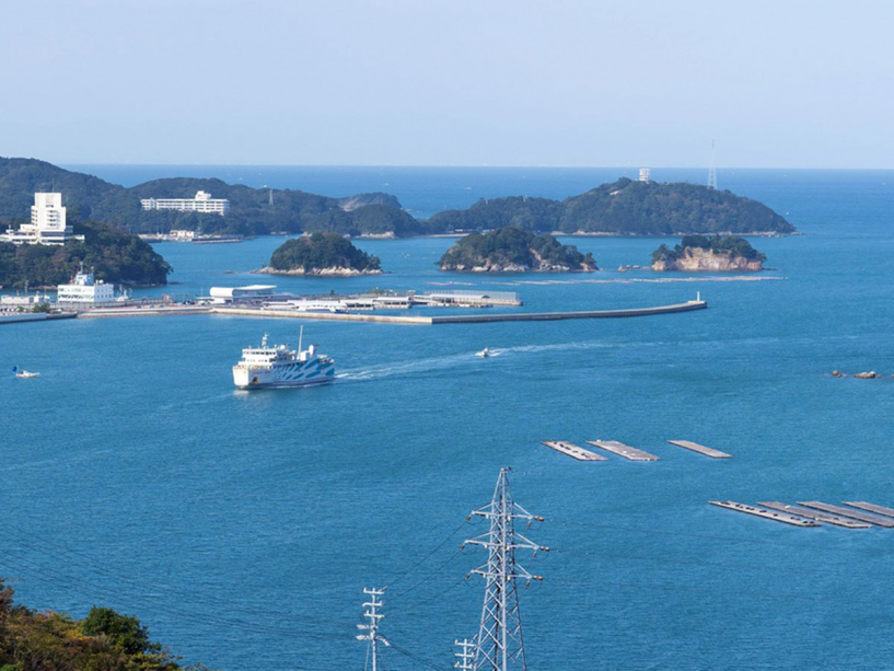 鳥羽湾を一望！遠く三ツ島を望みます。