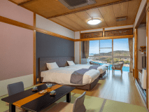 ◆１９帖～２０帖バストイレ付和洋室◎セミダブルベッド（１２００×２０００）２台付き◆海側※３名様以上でのご利用は和室にお布団を敷かせて頂きます。