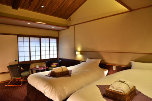 京町屋風ツイン和室「桔梗」天井が高めのお部屋です。
トランドルベッドで３名までご利用頂けます。