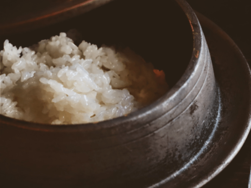 南部鉄器を使って炊いたご飯は、水加減・お米にこだわりました。最後はお焦げもおたのしみいただけます。