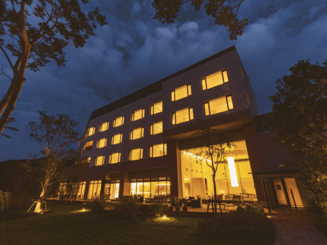 優しいオレンジの光を灯す江田島荘。