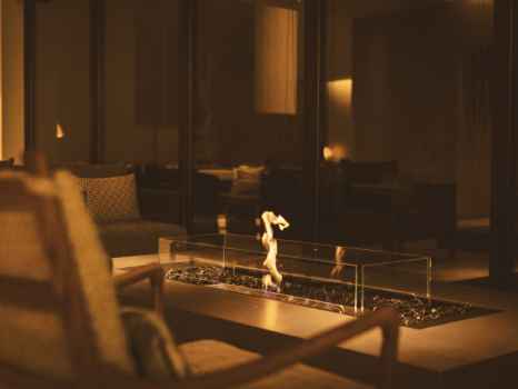 バイオエタノールという再生可能資源を利用した暖炉。夜は暖かな炎で癒されます。