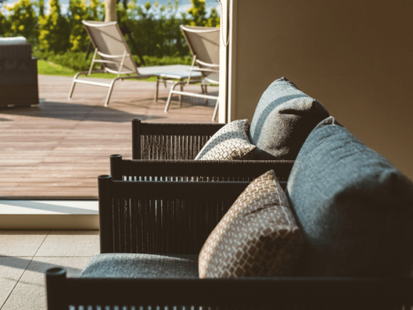 たっぷりの採光で庭と海を眺めながら寛げるロビー。