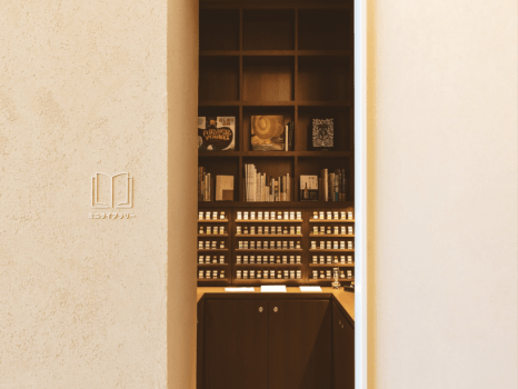 READAN DEATさん選りすぐりの本と、広島は呉で生産されているセイラー万年筆のインクをはじめ様々な種類のインクが並ぶミニライブラリー。