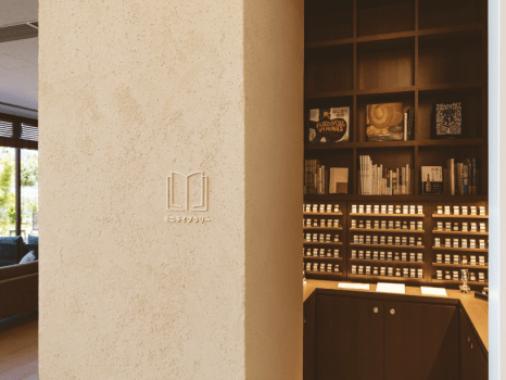 厳選された本と万年筆をお愉しみいただけるミニライブラリー。