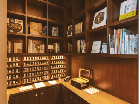 READAN DEATさん選りすぐりの本と、広島は呉で生産されているセイラー万年筆のインクをはじめ様々な種類のインクが並ぶミニライブラリー。