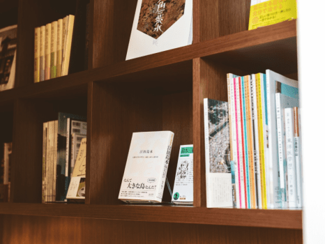 ミニライブラリー。READAN DEATさんがセレクトした本が並びます。