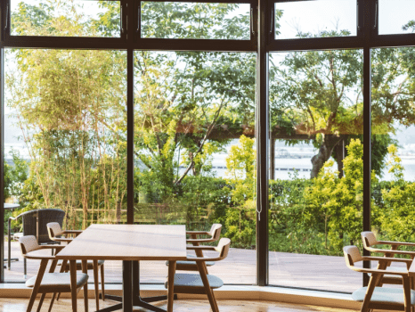 海と緑を眺めながら、お食事と会話をお楽しみください。