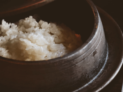 南部鉄器を使って炊いたご飯は、水加減・お米にこだわりました。最後はお焦げもおたのしみいただけます。