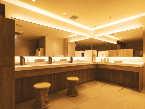 女性用脱衣所。ドライヤーと水を設置してございます。