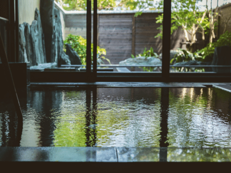 日中も明るく外から注ぐ陽の光を感じながら源泉かけ流し湯を楽しめる内湯。