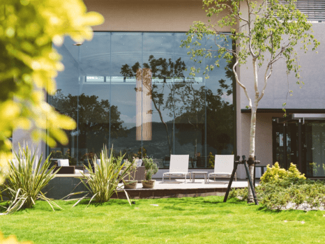 徳島県の阿波三松園様が手掛けた庭園。既存の樹木や景色をそのままいかし、新しく追加した草木と調和させた空間構成。