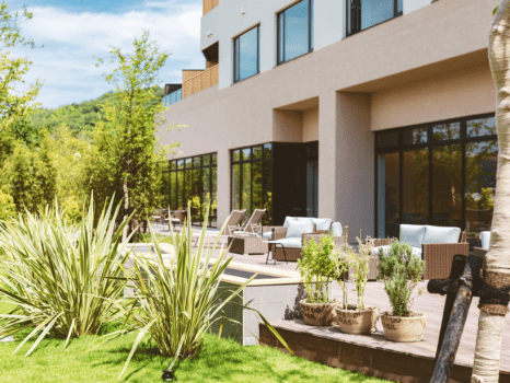 徳島県の阿波三松園様が手掛けた庭園。既存の樹木や景色をそのままいかし、新しく追加した草木と調和させた空間構成。