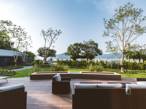 ロビーを抜けると解放感のある凪テラスへ。足の冷えやむくみを取ってくれる足湯でリラックス。