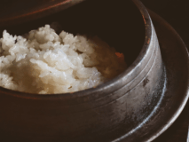 南部鉄器を使って炊いたご飯は、水加減・お米にこだわりました。最後はお焦げもおたのしみいただけます。