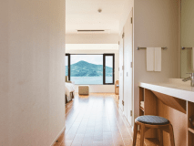 デラックス洋室／50平米。車椅子の方もご利用しやすいよう、床は全フローリング。シャワー・バス完備です。