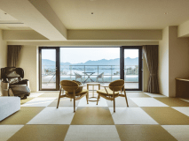 バルコニー付特別室／60平米。バルコニーにはハンモックもあり贅沢な時間を。マッサージチェアもございます。