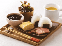 お子さまメニュー一例）おにぎりや卵焼きなど、和食メニューとなっております。
