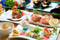 ■ある日のご夕食メニュー／一例地元の食材を使い丁寧に作られたお料理は、一品一品できたてを個室でお楽しみいただけます。