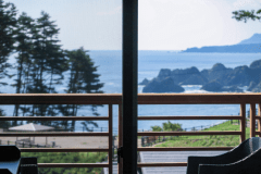 【本館・たろうの庵】大きな窓から眺める、断崖海岸の風景