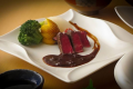■ある日のご夕食メニュー／希少価値の高い岩泉短角牛ステーキは、脂肪分が少なくやわらか。