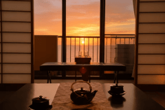 【海側客室】＜夕陽百選の美景を望む＞目の前に広がるのは、茜色に染まる空と日本海