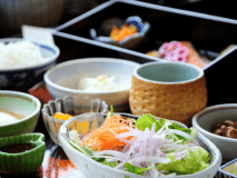 朝の目覚めは朝食から。美味しいお米や素朴なおかずが並びます。