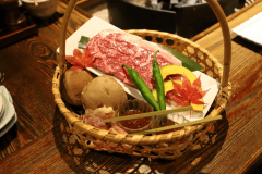 赤城牛、伊達鶏、月夜野ジャンボ椎茸などの炭火焼