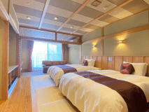 【登竜館　和を活かしたツインルーム（禁煙）】ゆったりとした2台のダブルベッドでお寛ぎいただけます。