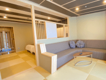 【登竜館　和風の佇まいを残したデラックスツインルーム（禁煙）】窓際のソファーでもお寛ぎいただけます。