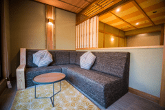 露天風呂付き客室 キングサイズベッドルーム（ソファスペース）