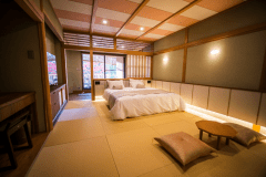 露天風呂付き客室 キングサイズベッドルーム（客室内）