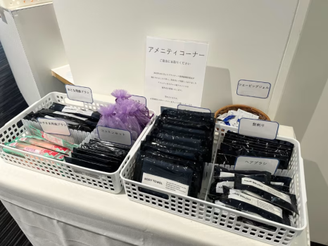 アメニティはホテル１階エレベーター前にあるアメニティコーナーからお好きなものをお持ちいただけます。
歯ブラシや体を洗うタオルをはじめ、化粧水のセットや髭剃り、髭剃り用のジェルなどもご用意しております。