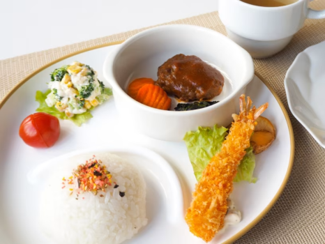 お子さまの夕食はワンプレート（スープ・デザート付）でご用意しております。