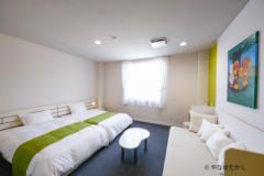 洋室　定員３名　靴を脱いでご利用いただくため、ベッド以外の場所でもお子さまが自由に過ごせます。