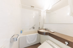 和室と洋室にはユニットバスを完備　サイズはビジネスホテルと同等であるため、お子さまとの入浴は大浴場をおすすめしております。