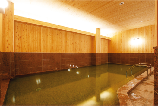 豪華赤大理石と格調高い総檜の香りに包まれた大浴場