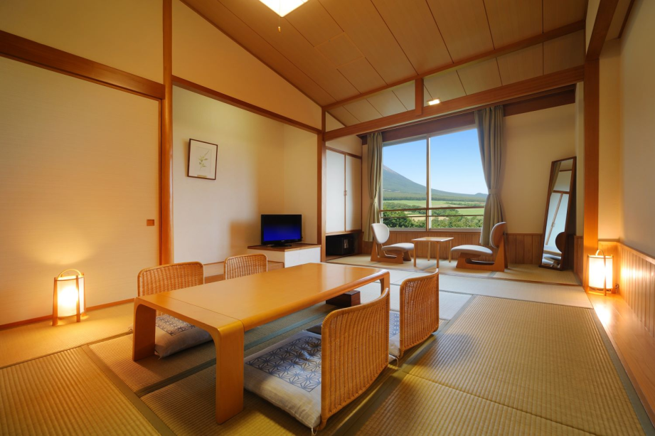 和室2～6名（38㎡ ）／岩手山側／トイレ（ウォシュレット）・洗面／電話／金庫／ポット／冷蔵庫／地デジ対応32型液晶テレビ（地デジ・BS視聴可）／加湿空気清浄機／Wi-Fi、有線LAN端子／※アメニティ・お茶セットは1階エレベーター前にご用意しております。