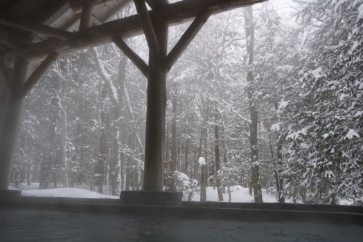 温泉棟森の湯＜岩露天風呂【きつね・たぬきの湯】＞雪化粧された森の木々を眺めならの入浴は、この季節しか味わえません！