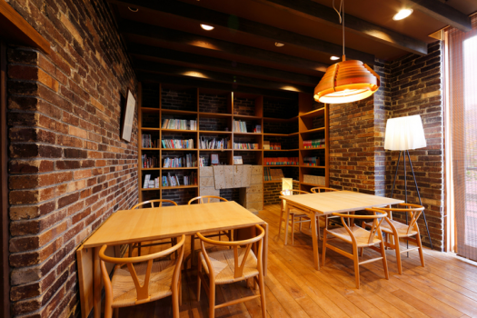 【図書室】各種書籍を取り揃えております。ゆったりと読書をお楽しみください。