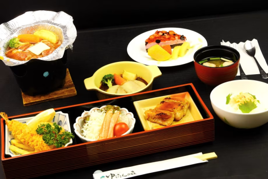 【お子様ランチ(９月～１１月イメージ)】ステーキ陶板、鮭ご飯、等々★