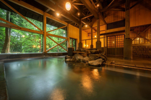 温泉棟森の湯＜岩風呂【天ヶ森の湯】＞リニューアル！木の温もり感がアップし、大きな窓が解放感を大幅に改善、森林浴をお楽しみください♪