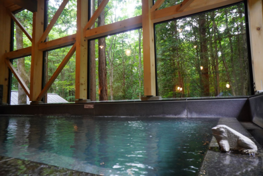 温泉棟森の湯＜岩風呂【天ヶ森の湯】＞リニューアル！木の温もり感がアップし、大きな窓が解放感を大幅に改善、かえるさんと森林浴をお楽しみください♪