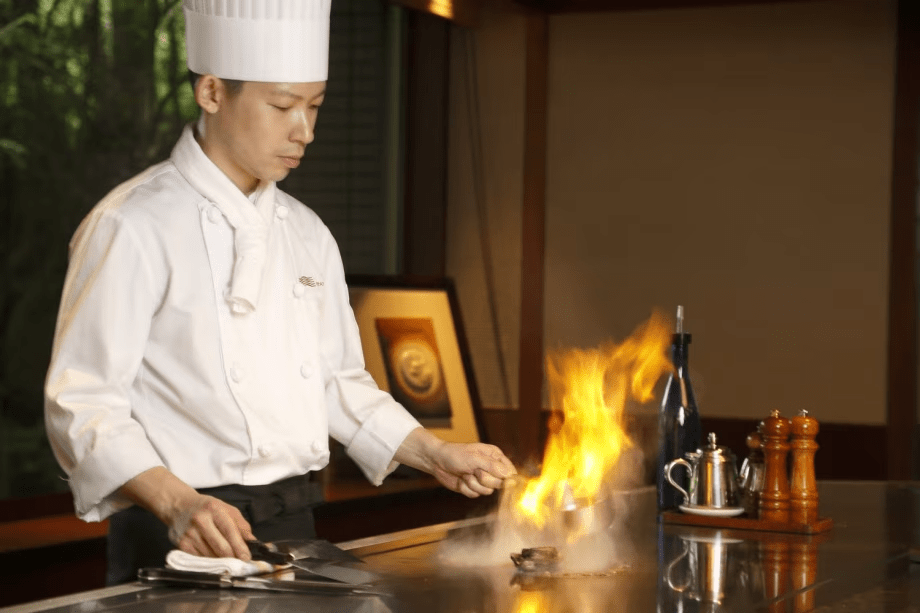 ライブ感満点の鉄板焼ディナーをお楽しみくださいませ。