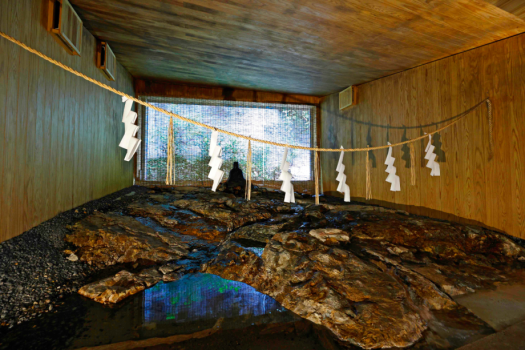 長門湯本温泉恩湯：全国では珍しく、岩盤から湧き出るお湯を見ながらご入浴いただけます。