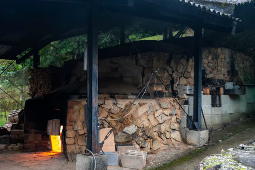 窯焚きの風景。焼成後の仕上がりは、窯積みの場所でも変わり、作陶家でさえ想像もつかない偶然の色合いが生まれることも。