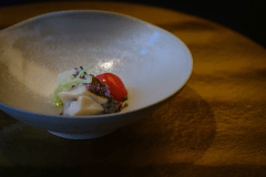 坂倉新兵衛窯作例。その土地で採れたものを、その土地の料理法で、その土地で食す「三土料理の哲学」のもと手掛けられた長門の会席を、地元深川窯で制作された萩焼の器とともにご賞味くださいませ。